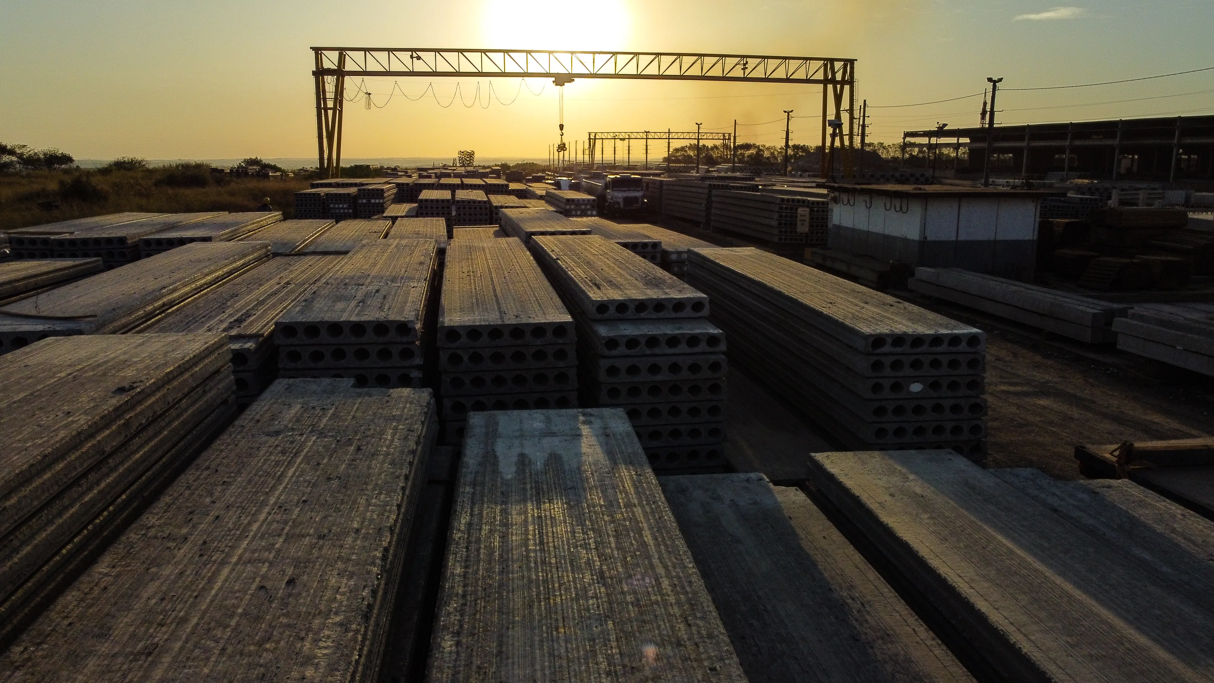 Laje alveolar em concreto pré-fabricado Cassol, unindo eficiência, resistência e praticidade.