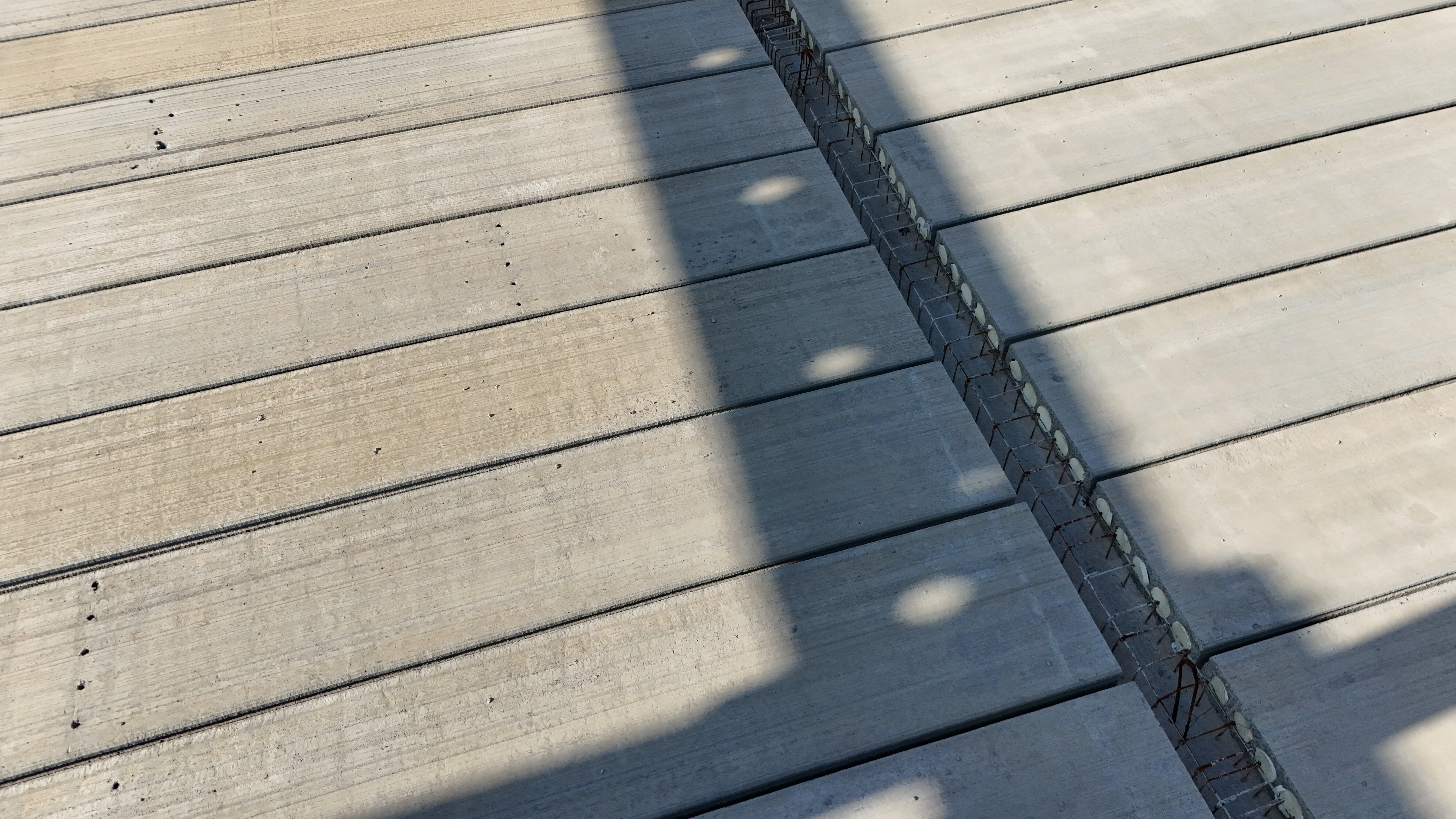 Laje alveolar em concreto pré-fabricado Cassol, unindo eficiência, resistência e praticidade.