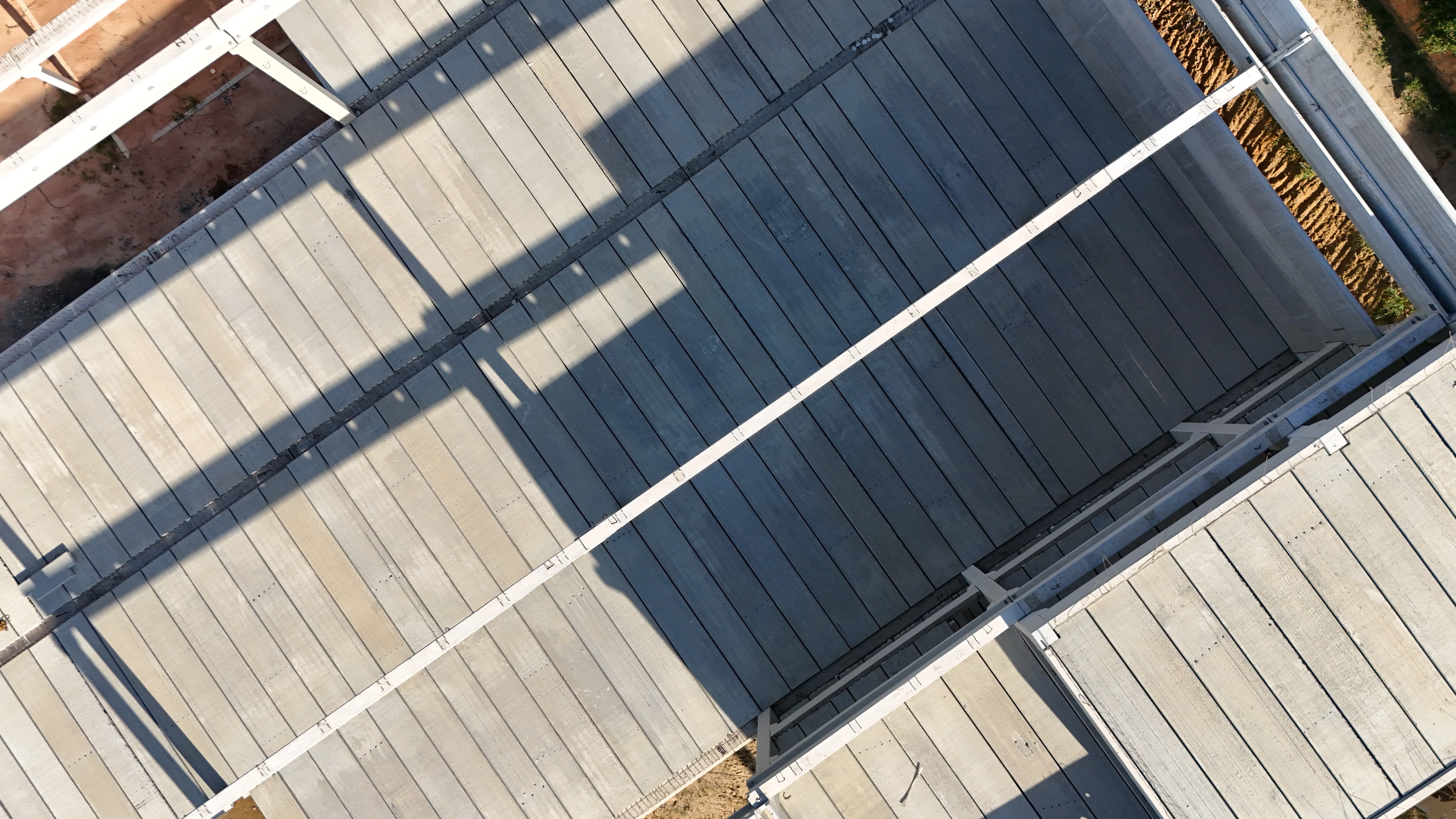 Laje alveolar em concreto pré-fabricado Cassol, unindo eficiência, resistência e praticidade.