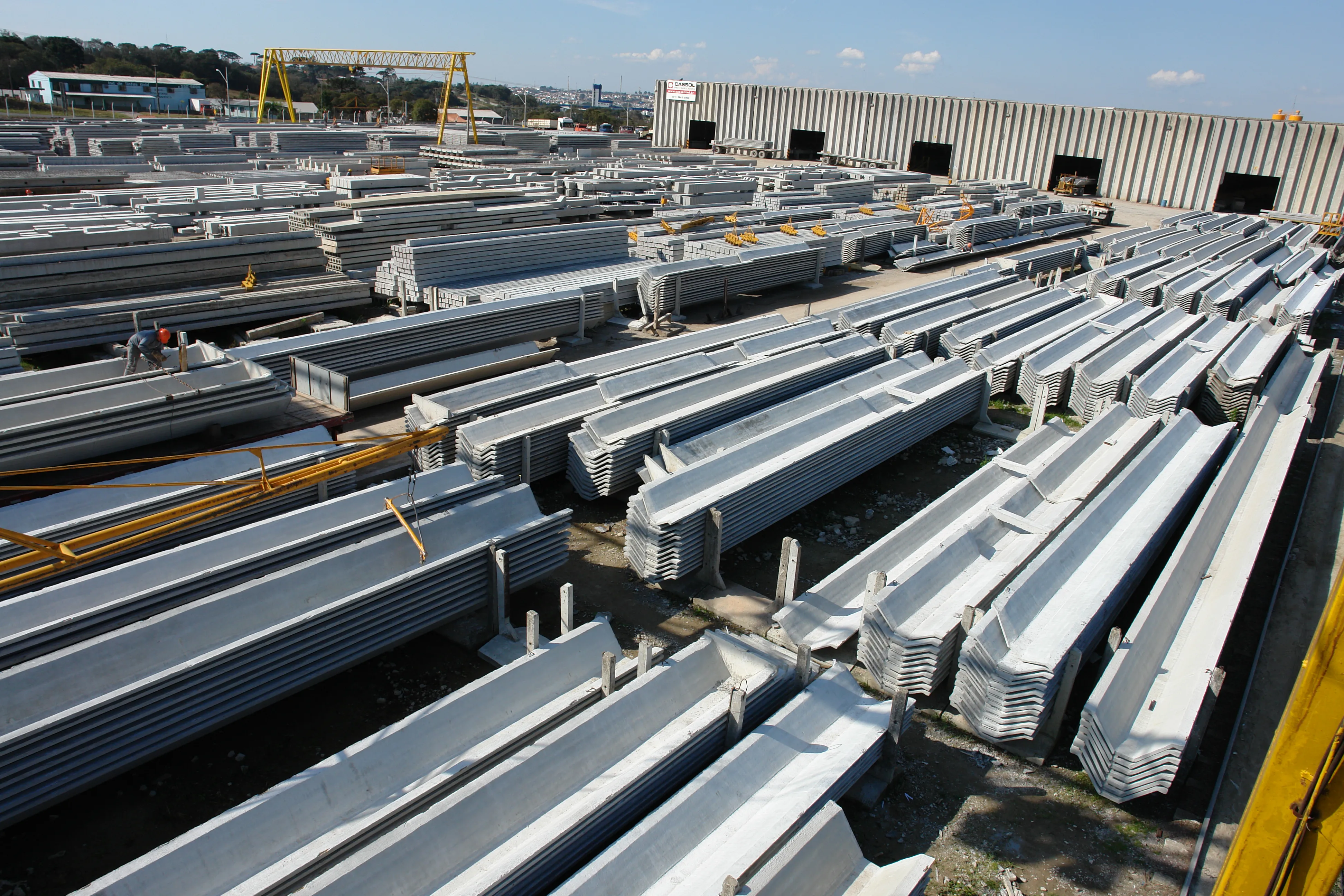 Telha W em concreto pré-fabricado, solução durável e de alto desempenho para coberturas.