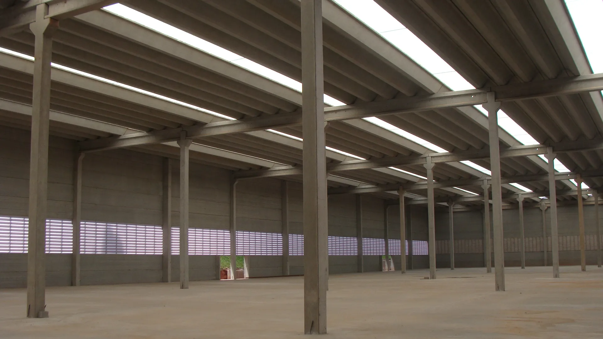 TTelha W em concreto pré-fabricado, solução durável e de alto desempenho para coberturas.