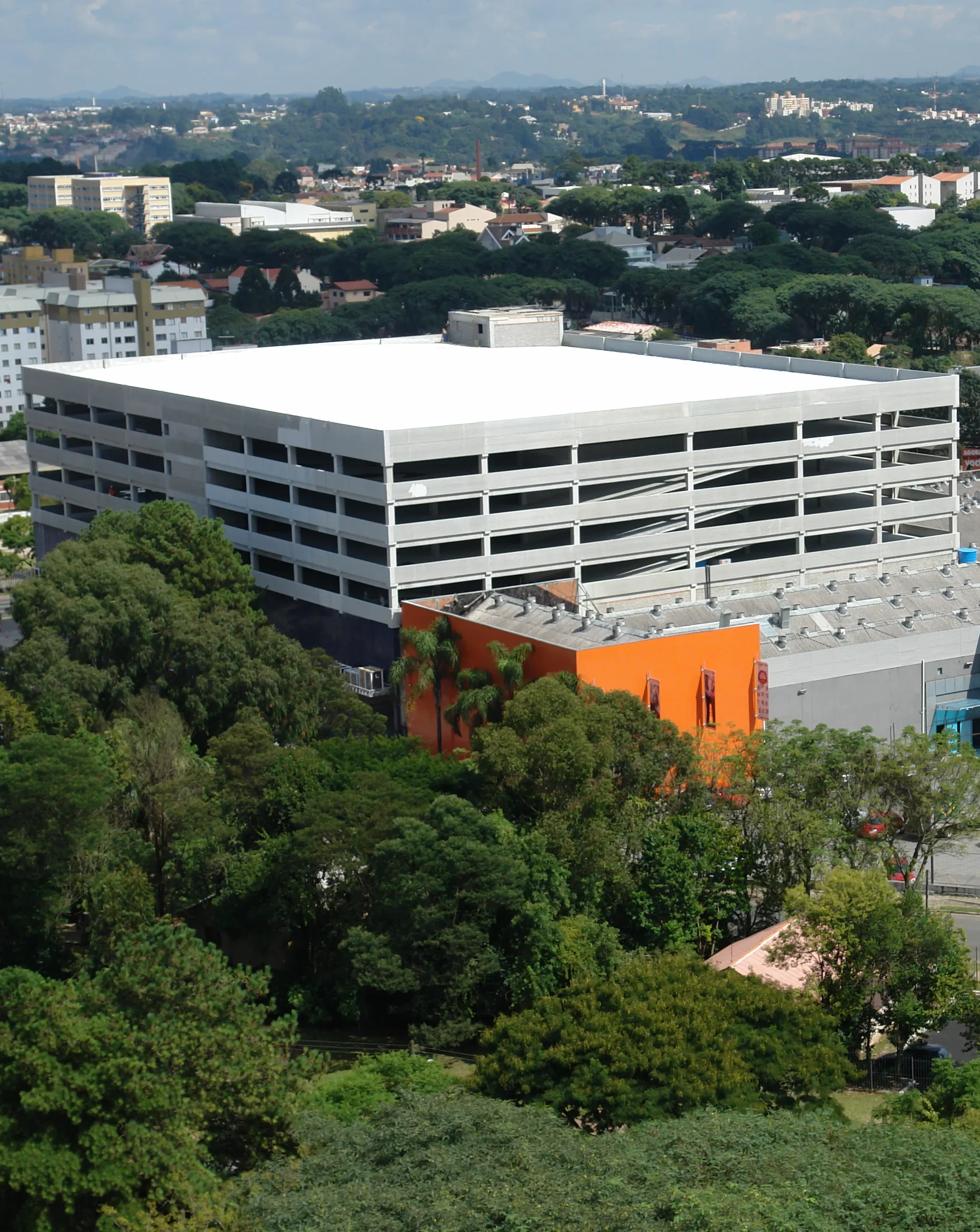 Segmento edifício garagem e estacionamento Cassol Pré-Fabricados, estruturas de concreto reforçadas e eficientes para projetos de alta circulação de veículos